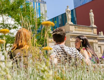 Studierende im hochsommerlichen Leibnizforum