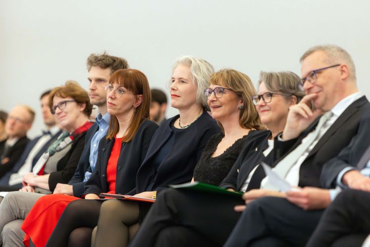 Auch Birgit Ackermand (2.v.r.), Präsidentin des Landesjustizprüfungsamtes, und Achim Kreft (re), LJPA-Vizepräsident, waren zur Zeugnisverleihung nach Leipzig gekommen. Foto: Swen Reichhold.