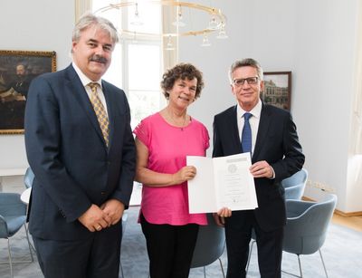 Dekan Prof. Dr. Tim Drygala, Rektorin Prof. Dr. Beate Schücking und Dr. Thomas de Maizière bei der Übergabe der Berufungsurkunde