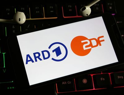 Prof. Dr. Hubertus Gersdorf kritisiert die vertagte Entscheidung zur Rundfunkbeitragsanpassung und die möglichen Folgen für die Unabhängigkeit des öffentlich-rechtlichen Rundfunks. Foto: stock.adobe.com.