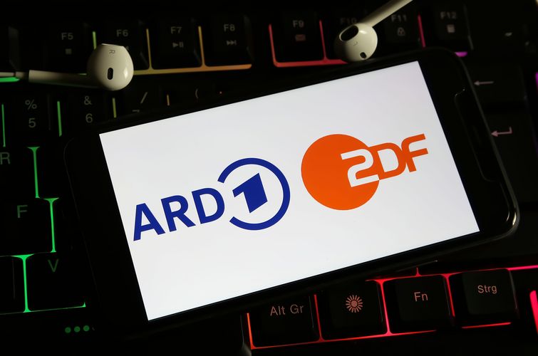 Prof. Dr. Hubertus Gersdorf kritisiert die vertagte Entscheidung zur Rundfunkbeitragsanpassung und die möglichen Folgen für die Unabhängigkeit des öffentlich-rechtlichen Rundfunks. Foto: stock.adobe.com.