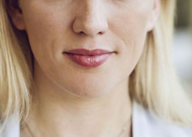 Prof. Dr. Elisa Hoven ist Professorin für deutsches und ausländisches Strafrecht, Strafprozessrecht, Wirtschafts- und Medienstrafrecht.