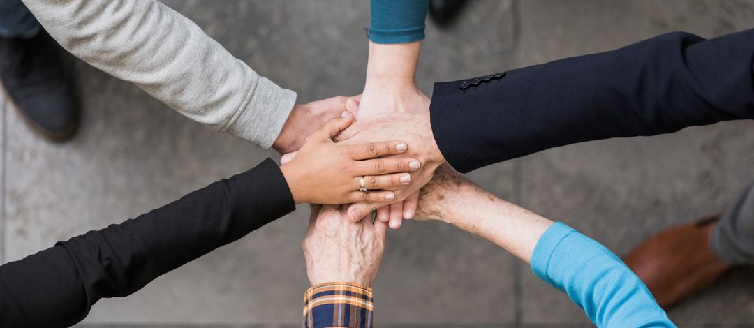 Lehrstuhlmitarbeiterinnen bestehend aus 7 Personen vor Gebäude