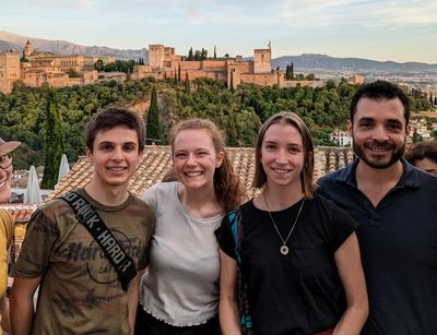 Zu sehen sind die Studierenden, im Hintergrund weiter entfernt zu sehen ist die Stadtburg von Granada