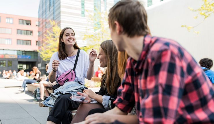 Studierende auf dem Campus, Foto: Christian Hüller