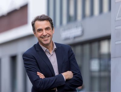 Zu sehen ist eine Porträtaufnahme von Prof. Dr. Moritz Reese
